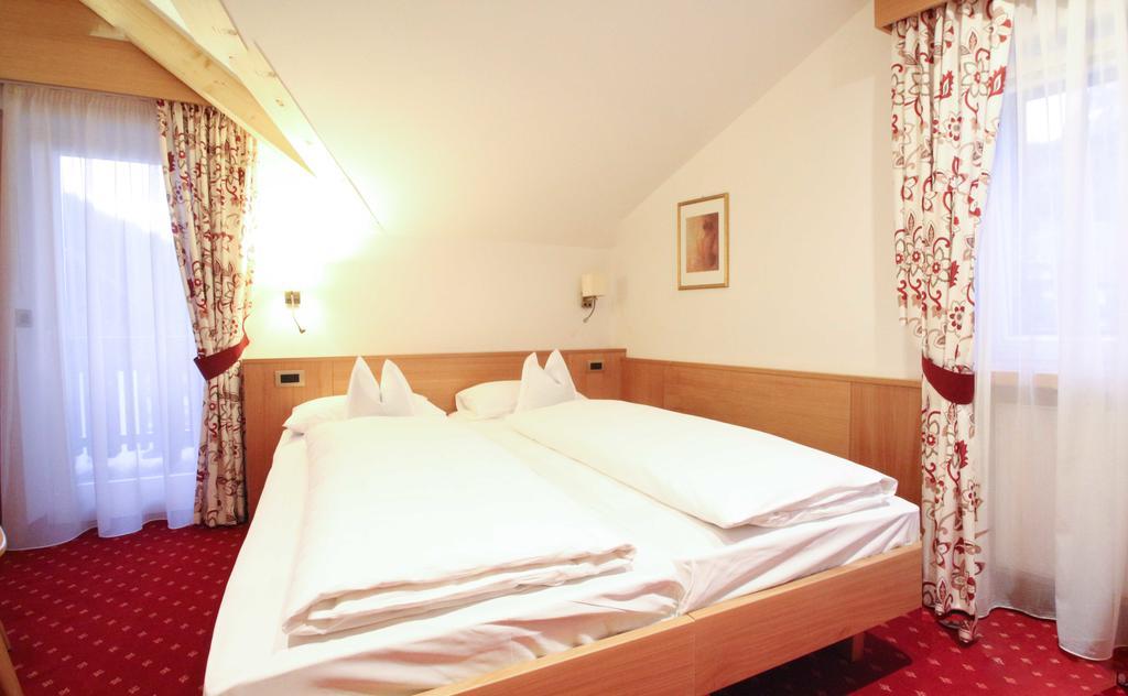 Bed and Breakfast Garni Crepaz Selva di Val Gardena Habitación foto