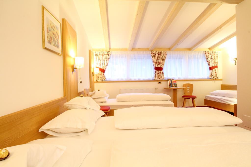 Garni Crepaz Bed and Breakfast Selva di Val Gardena Exterior foto